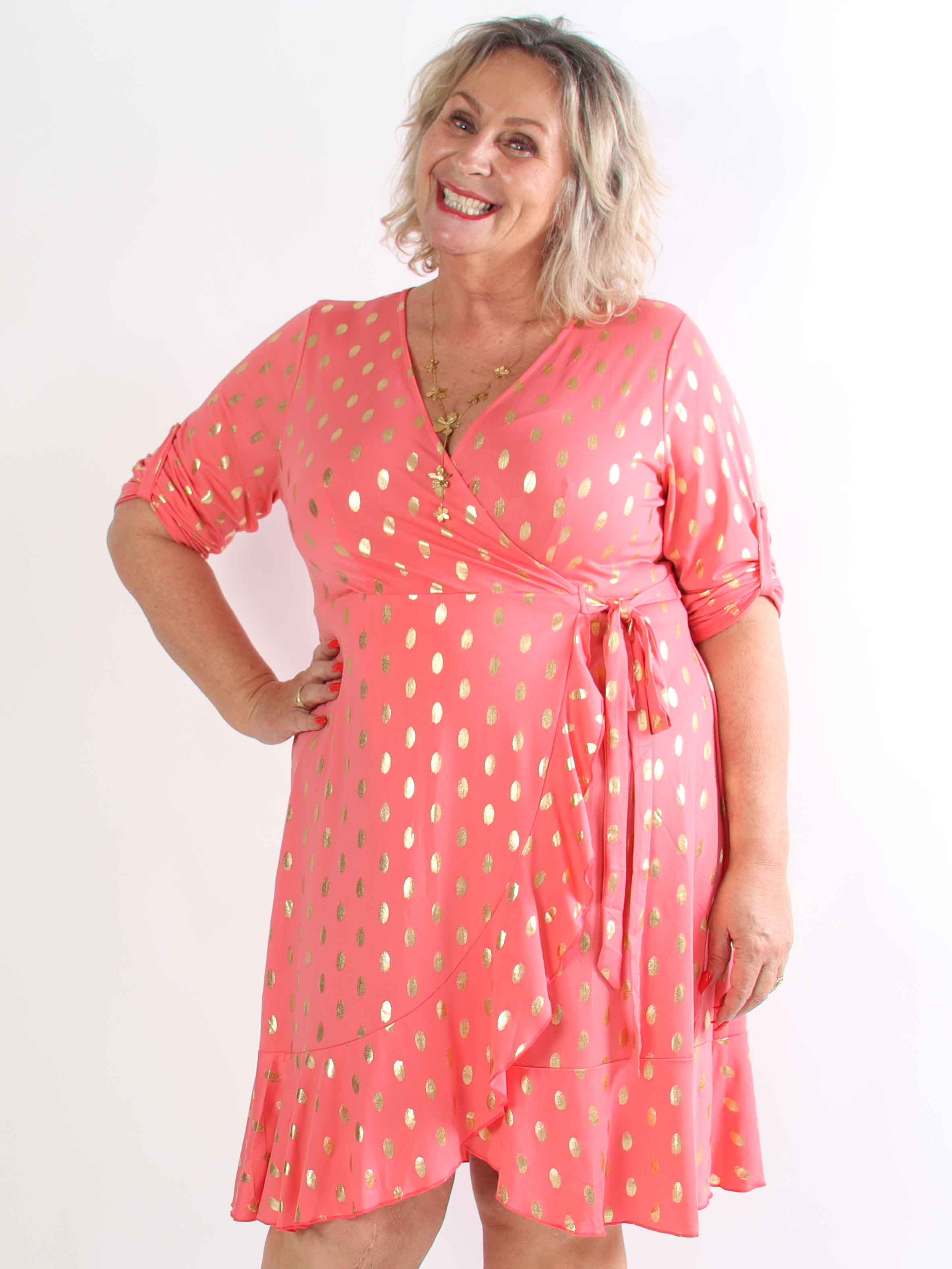 Savina Gold - Elastisk plus size klänning i omlott-look med guldprickar